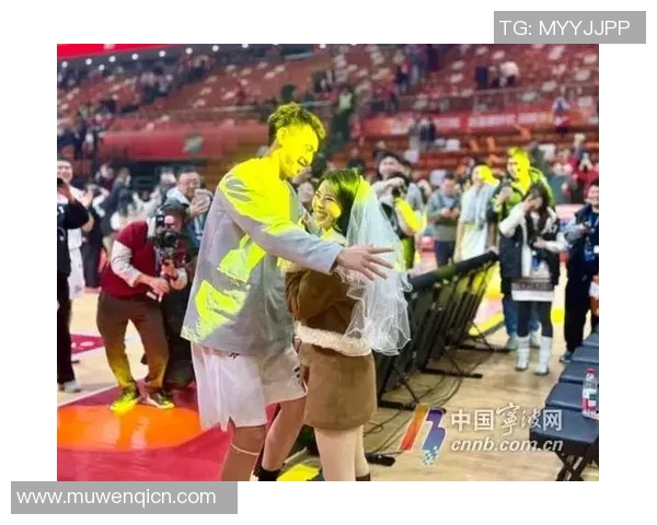 足球球星场边浪漫求婚 女友感动落泪场面温馨浪漫